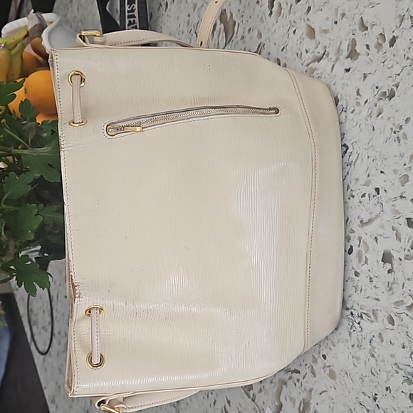 Valentino Garavani Elegant Cream Bucket Bag - Picture 3 of 13